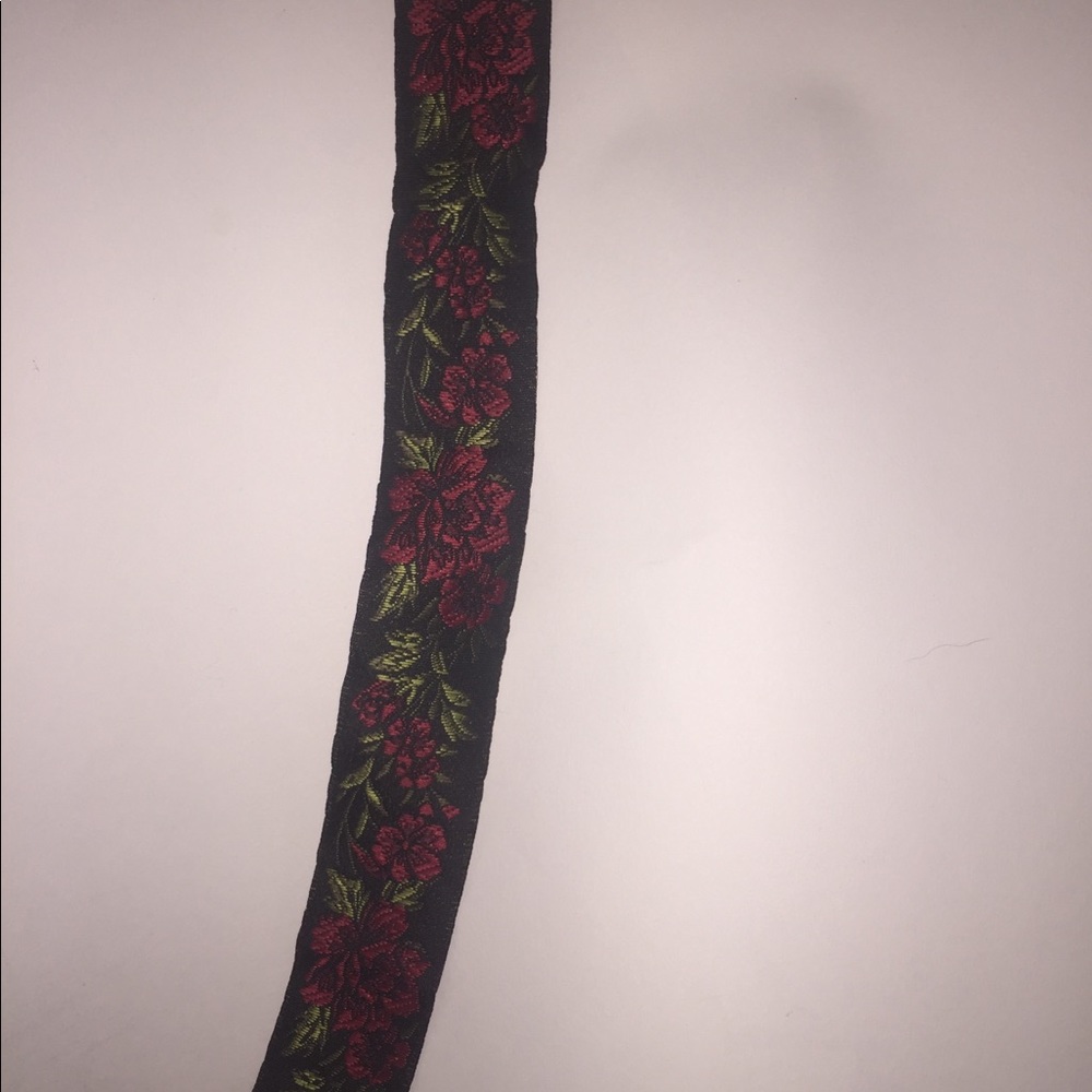 Chocker - Picture 4 of 5